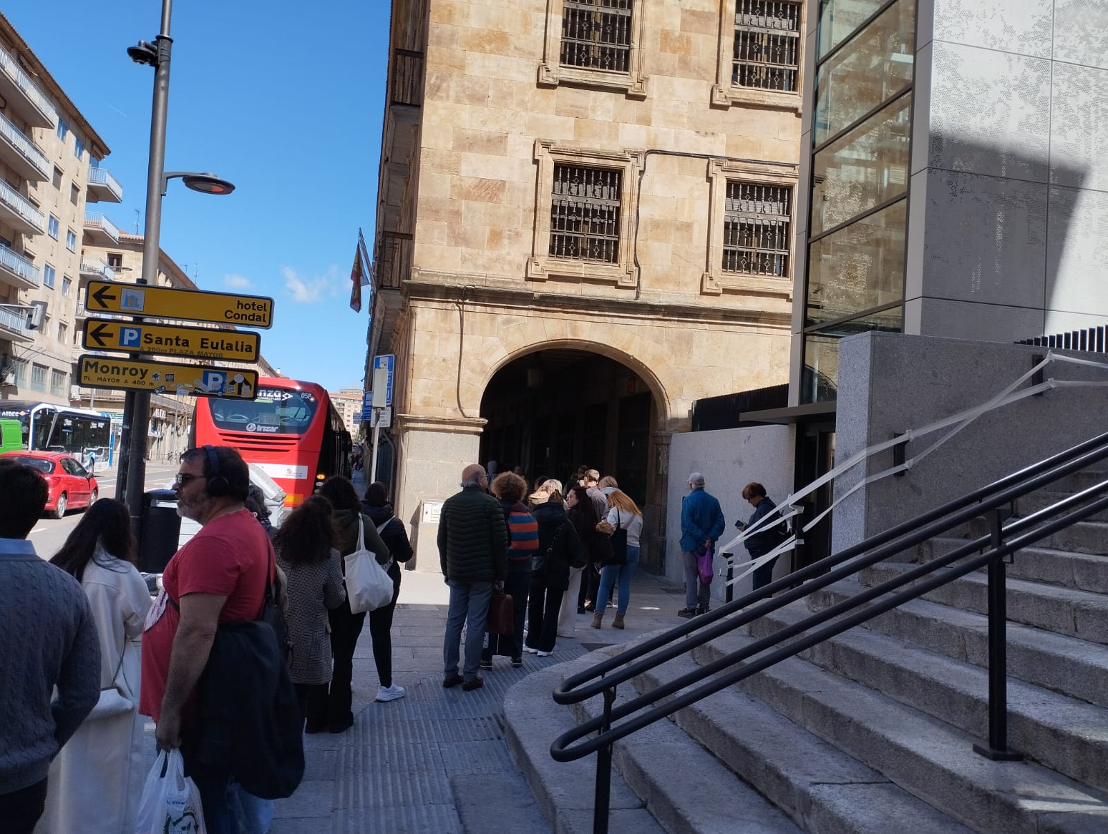 Viajeros esperando en la parada de Gran Vía al autobús Metropolintano.