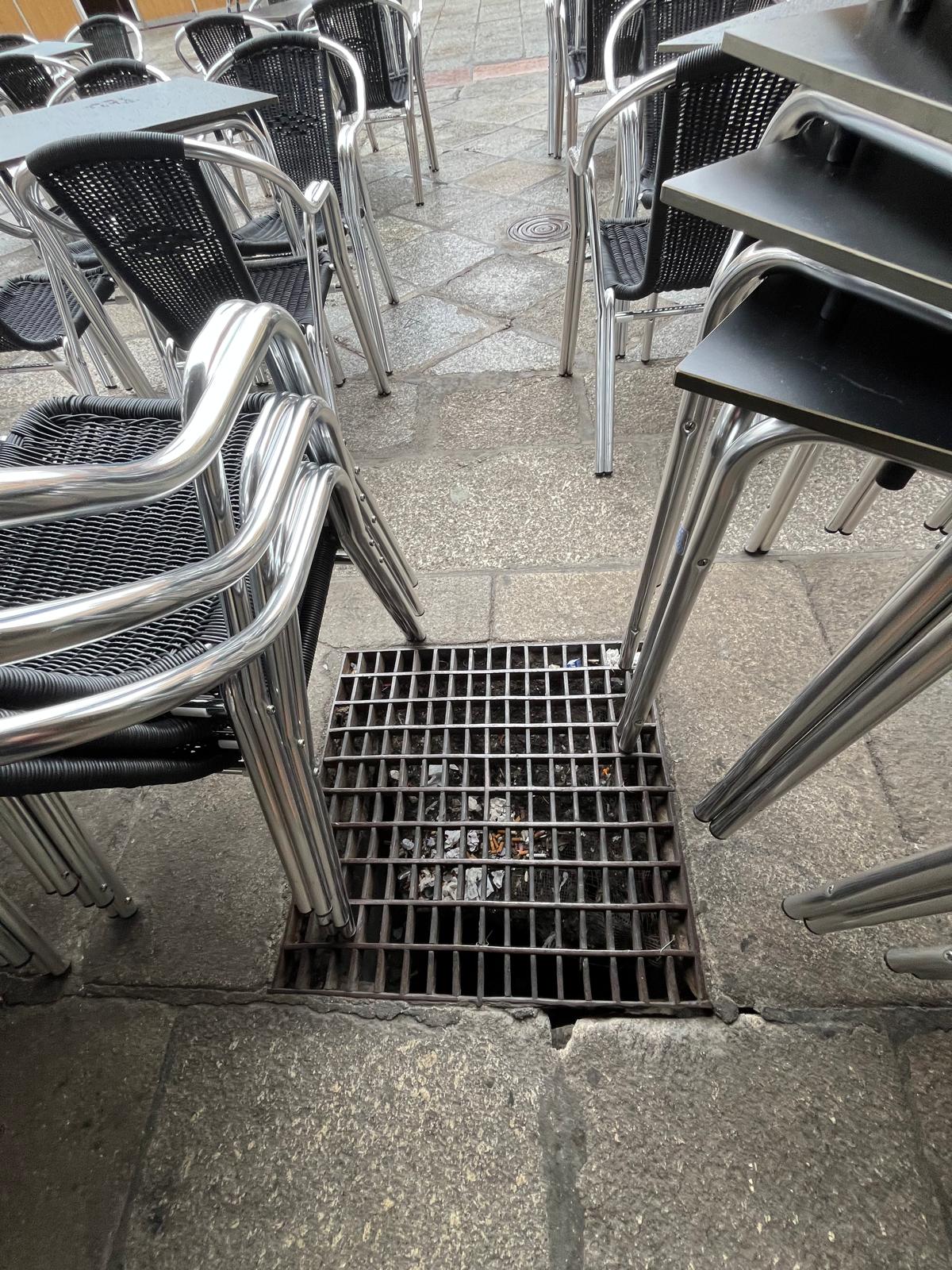 Una de las alcantarillas de la Plaza Mayor repletas de colillas y basura. 