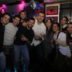 Un grupo de amigos se divierten en la noche de Salamanca.