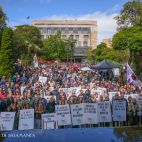 Concentración en la plaza de Los Bandos reclamando mejores conexiones ferroviarias desde Salamanca. Fotografía. Pablo de la Peña. 