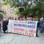 Dos cabezudos caracterizados de jefes de estación.