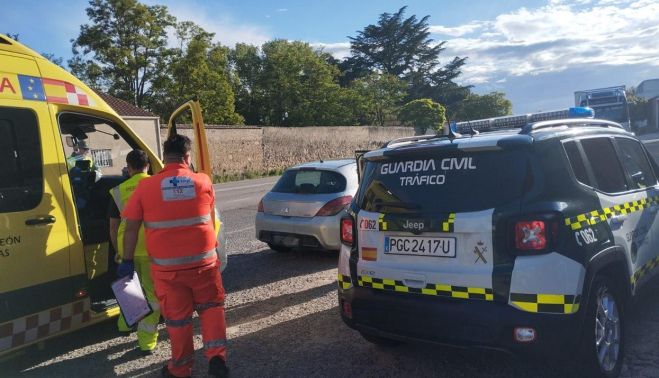 Ambulancia con personal sanitario y una patrulla de la Guardia Civil. (ARCHIVO)
