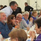 El alcalde conversa con algunos asistentes.