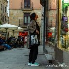 Una mujer mira un escaparate en Salamanca. (Foto: Luis Rodas/Archivo) Una mujer mira un escaparate en Salamanca. (Foto: Luis Rodas/Archivo)