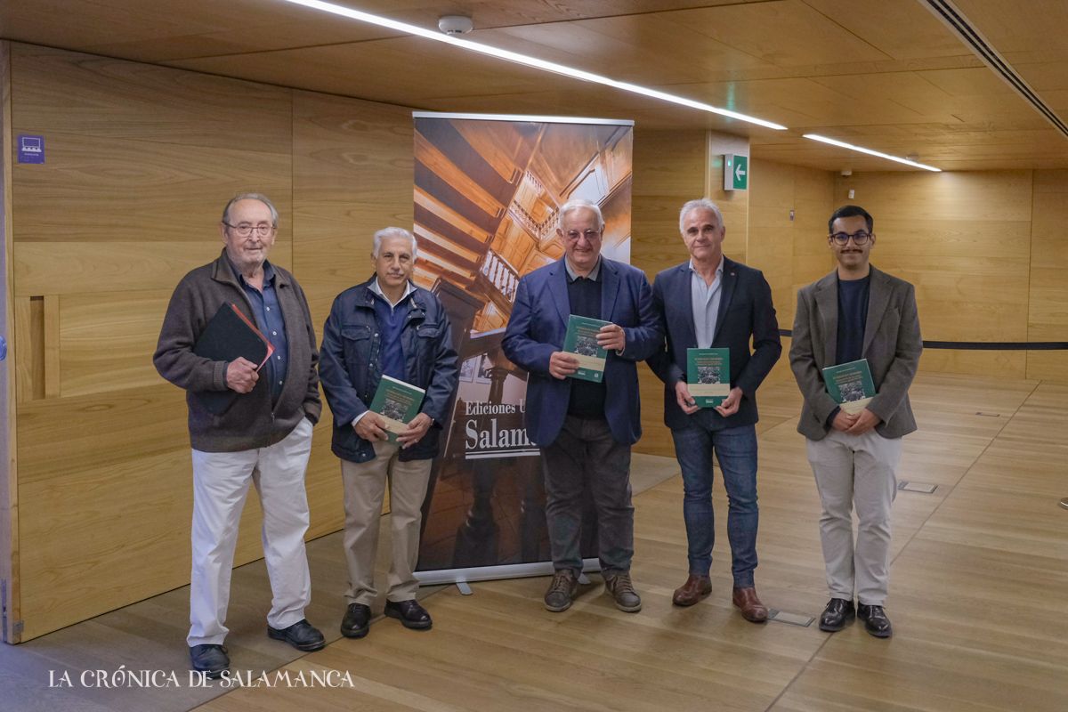 De izq a drcha. Carlos Forcadell, Francisco de Luis, coautor del libro, Severiano Hernández, Jacobo Sanza y Alberto Núñez, coautor del libro 'Funerales y memorias. Sesenta años de ritos de muerte en el socialismo español (1915-1974)'