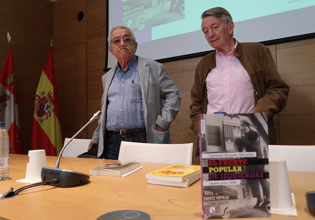 Luis Castro y Carmelo Romero, en el Centro Documental de la Memoria Histórica, hablan del libro 'El Frente Popular de izquierdas (febrero-julio de 1936)'.