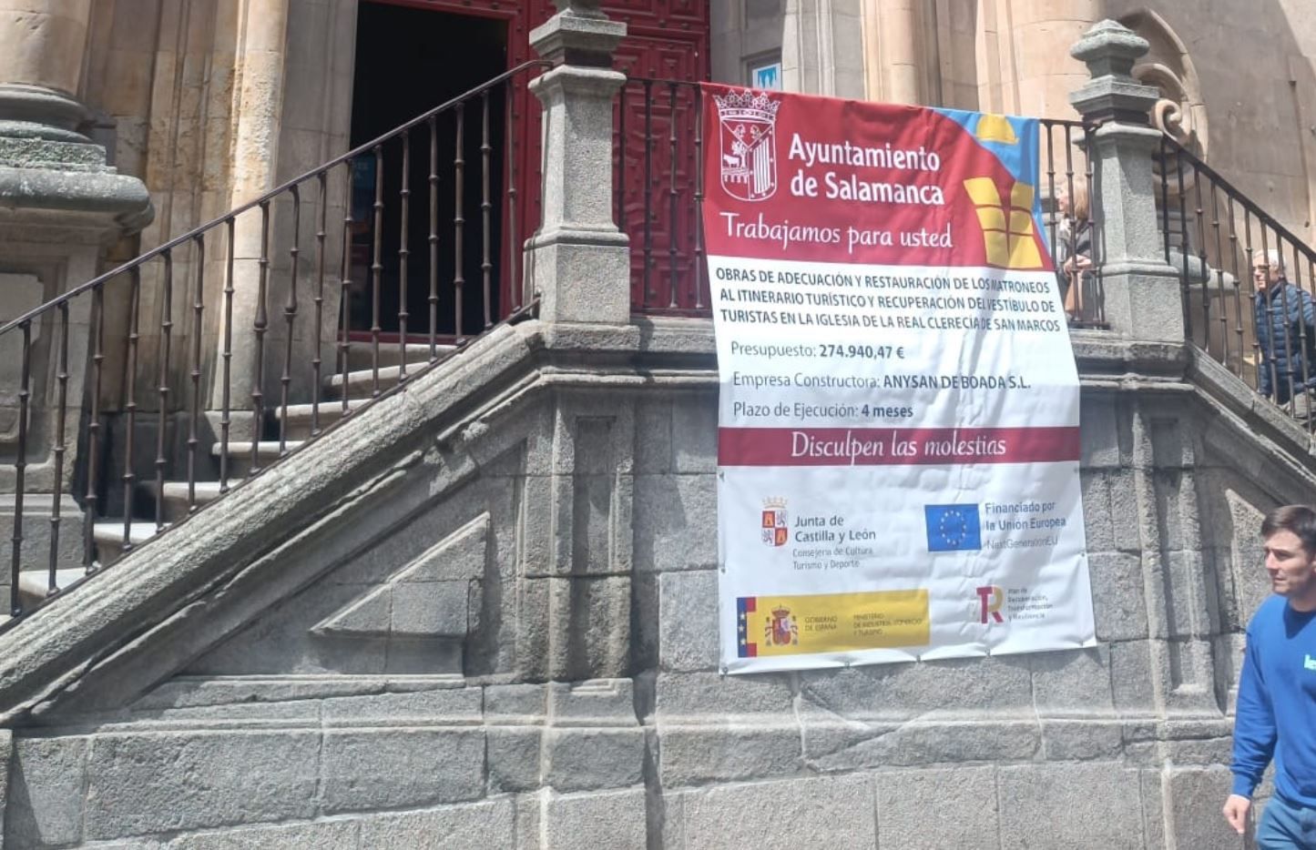 Cartelón en las escaleras de la Universidad Pontifica.