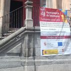 Cartelón en las escaleras de la Universidad Pontifica.