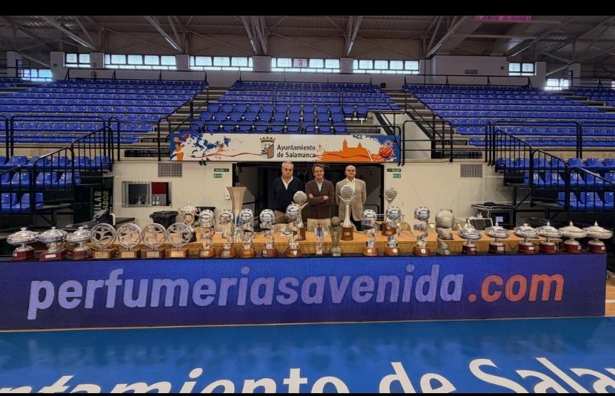 La familia Recio, con todos los trofeos conseguido en estos 25 años como patrocinadores.
