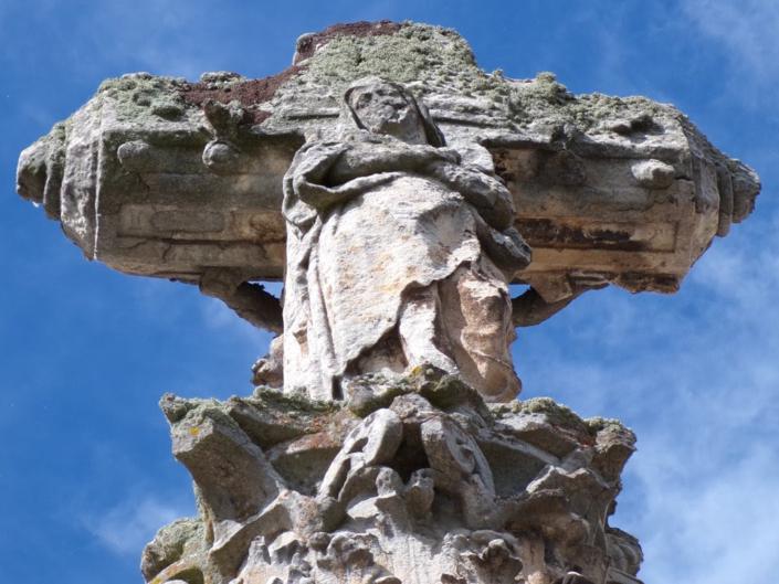 La escultura que representa a la Virgen en el Crucero de los Ajusticiados está muy deteriorada. 