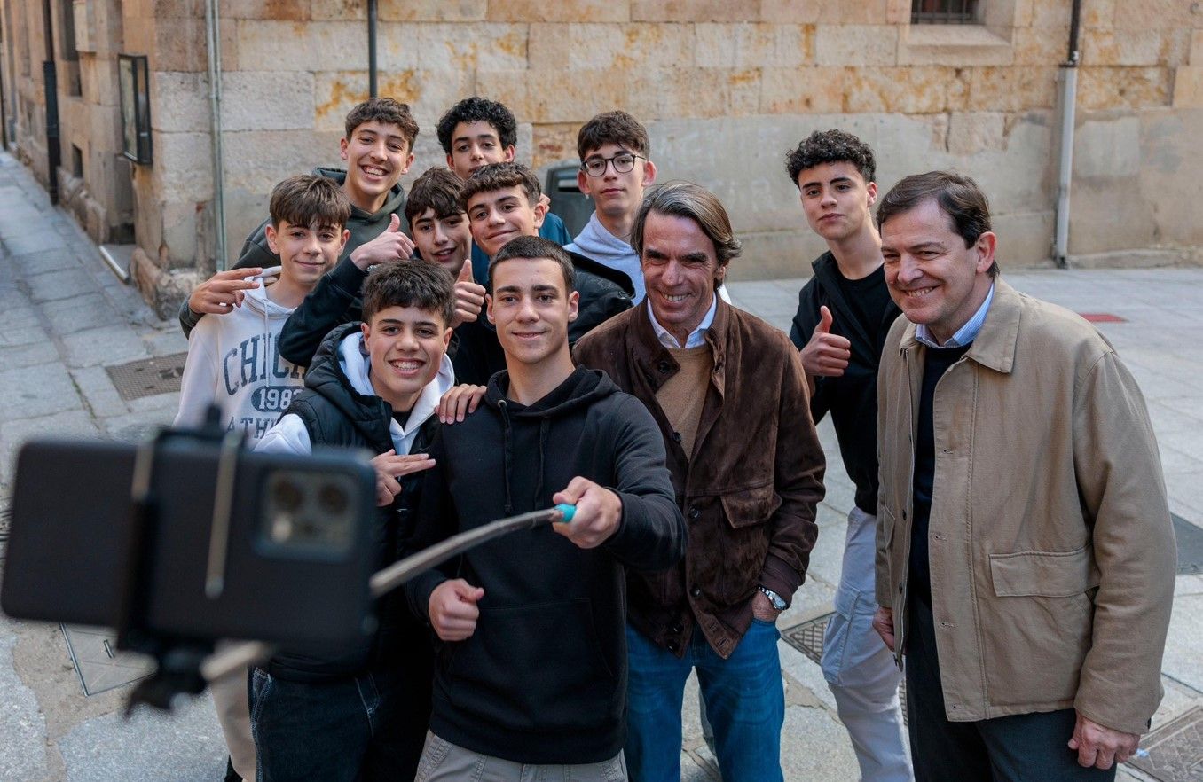 José María Aznar y Alfonso Fernández Mañueco compartiendo un selfie con un grupo de jóvenes. José María Aznar y Alfonso Fernández Mañueco compartiendo un selfie con un grupo de jóvenes.