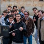 José María Aznar y Alfonso Fernández Mañueco compartiendo un selfie con un grupo de jóvenes.