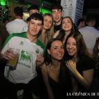 Un grupo, de fiesta el sábado por la noche.