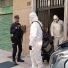 Los policías abandonan el lugar donde se produjo el suceso.