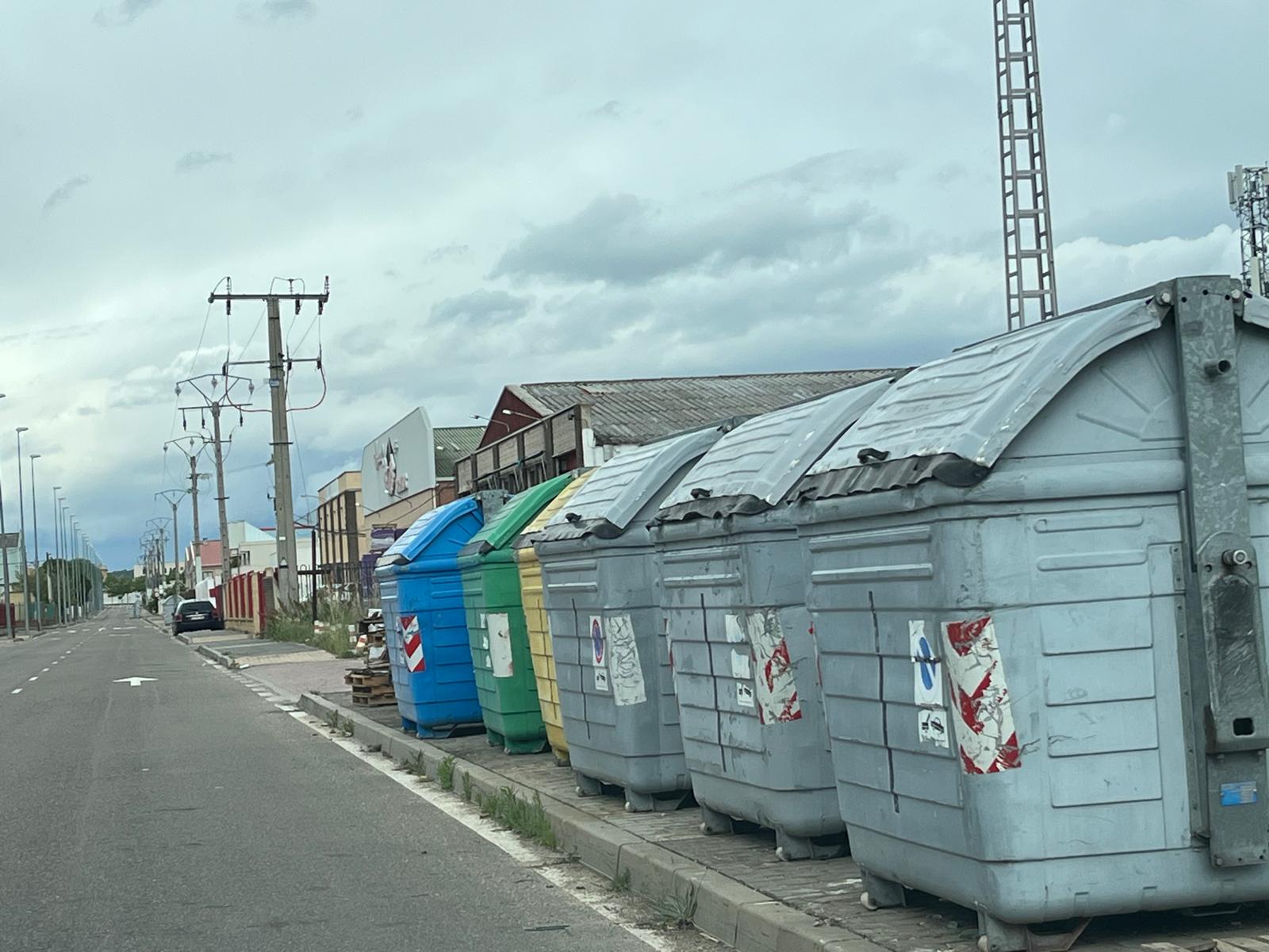 Contenedores apilados en la calle Doctor Ferrán en el Polígono Industrial Montalvo I.