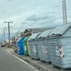 Contenedores apilados en la calle Doctor Ferrán en el Polígono Industrial Montalvo I.