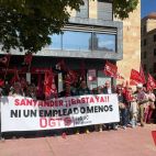 La protesta ante la oficina principal del Santander en Salamanca.