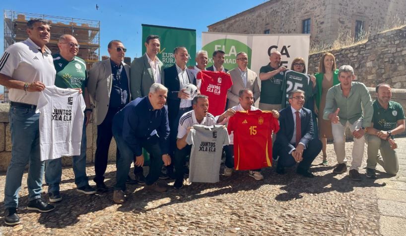 Foto de familia de la presentación del partido.
