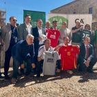 Foto de familia de la presentación del partido.