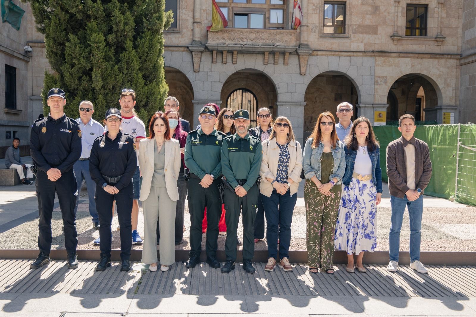 Representantes de partidos políticos, patronal, sindicatos, Cuerpos y Fuerzas de Seguridad del Estado y asociaciones civiles, sociales y sanitarias guardan un minuto de silencio en la plaza de la Constitución. 