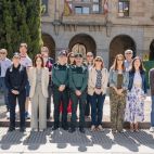 Representantes de partidos políticos, patronal, sindicatos, Cuerpos y Fuerzas de Seguridad del Estado y asociaciones civiles, sociales y sanitarias guardan un minuto de silencio en la plaza de la Constitución. 