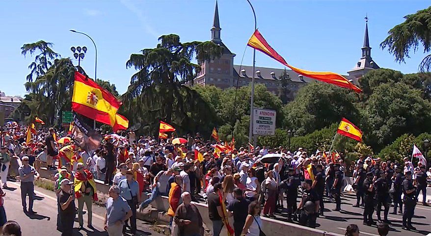 Los manifestantes en Moncloa antes de dirigirse hacia el palacio de La Moncloa. Los manifestantes en Moncloa antes de dirigirse hacia el palacio de La Moncloa.