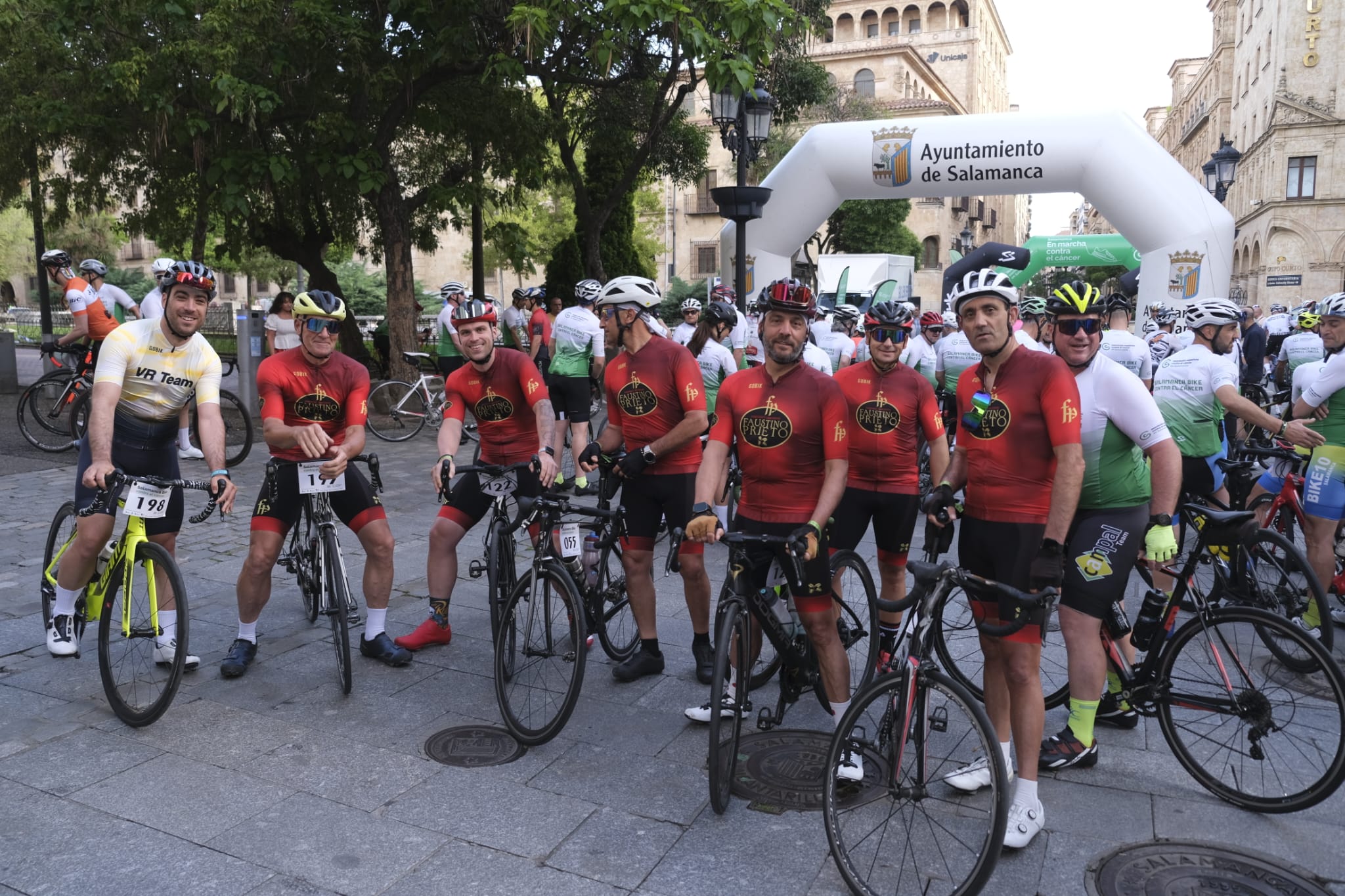 Un grupo de ciclistas preparados para participar en la carrera  solidaria. 