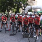 Un grupo de ciclistas preparados para participar en la carrera  solidaria. 