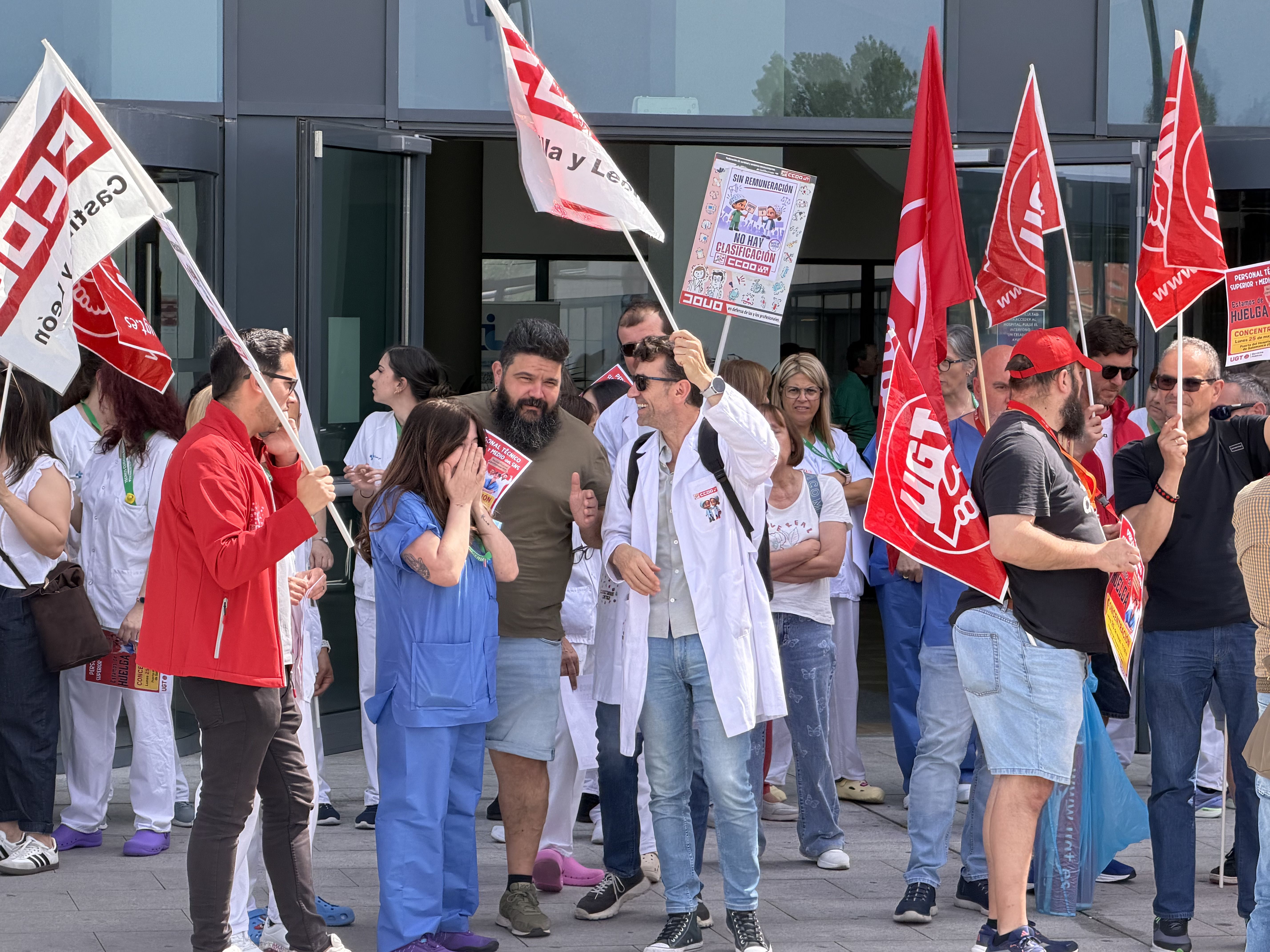 Los sindicatos y diversos sanitarios en la puerta del Hospital Universitario este lunes 
para exigir la reclasificación de profesional de los TCAES.
