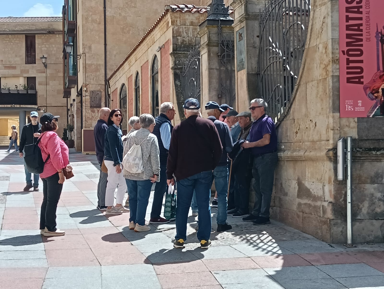 Un grupo de personas esperando para entrar en la Casa Lis el Día de los Museos. Fotografía. Pablo de la Peña. 