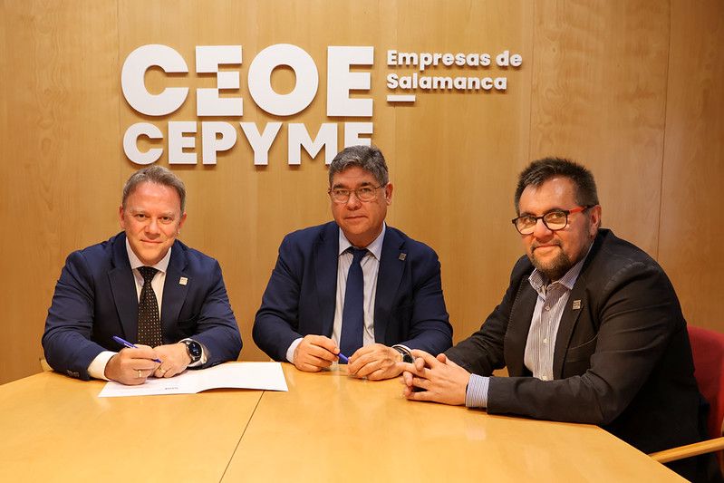 Claudio Mogilner, Paulino Benito y Agustín Lorenzo durante el encuentro institucional en la sede de Ceoe Cepyme Salamanca. 