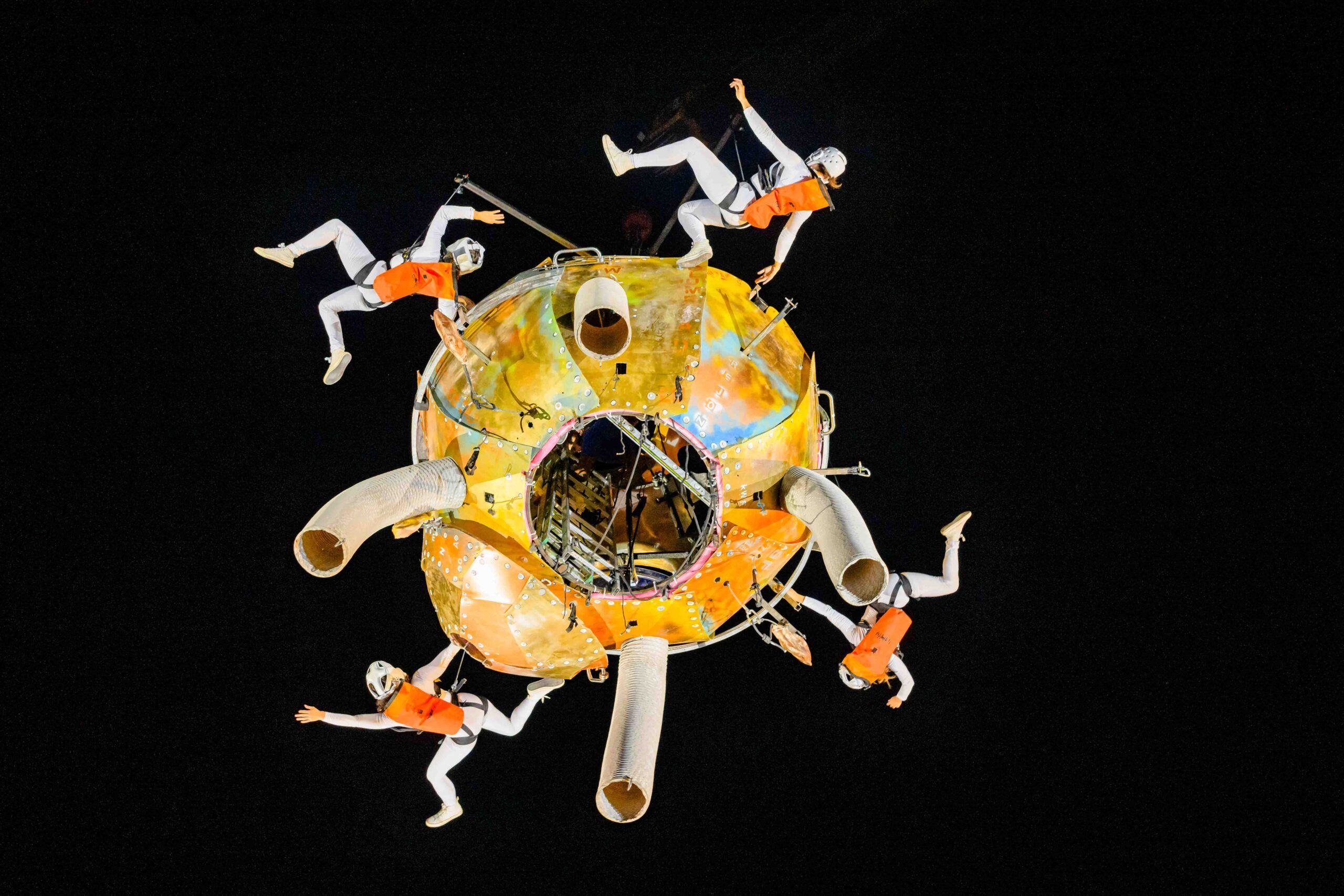 Espectáculo aéreo "Verne", del Grupo Puja. 