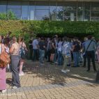La cola esperando el turno, en la delegación de la Junta en Salamanca. (Foto: Pablo de la Peña)