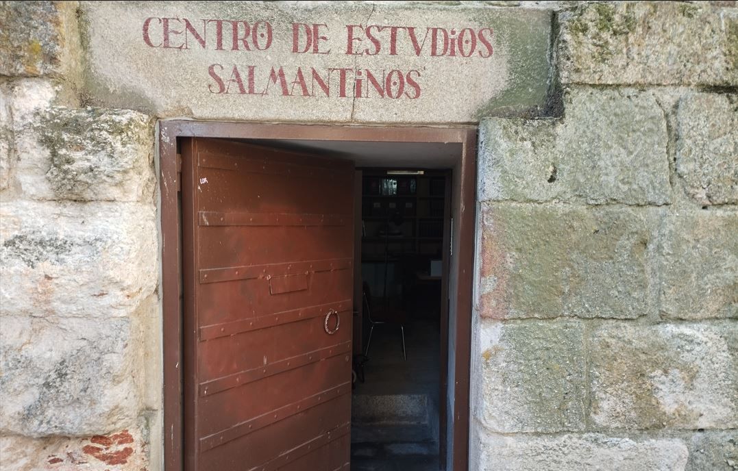 La puerta de acceso al Centro de Estudios Salmantinos, en la Torre del Clavero.