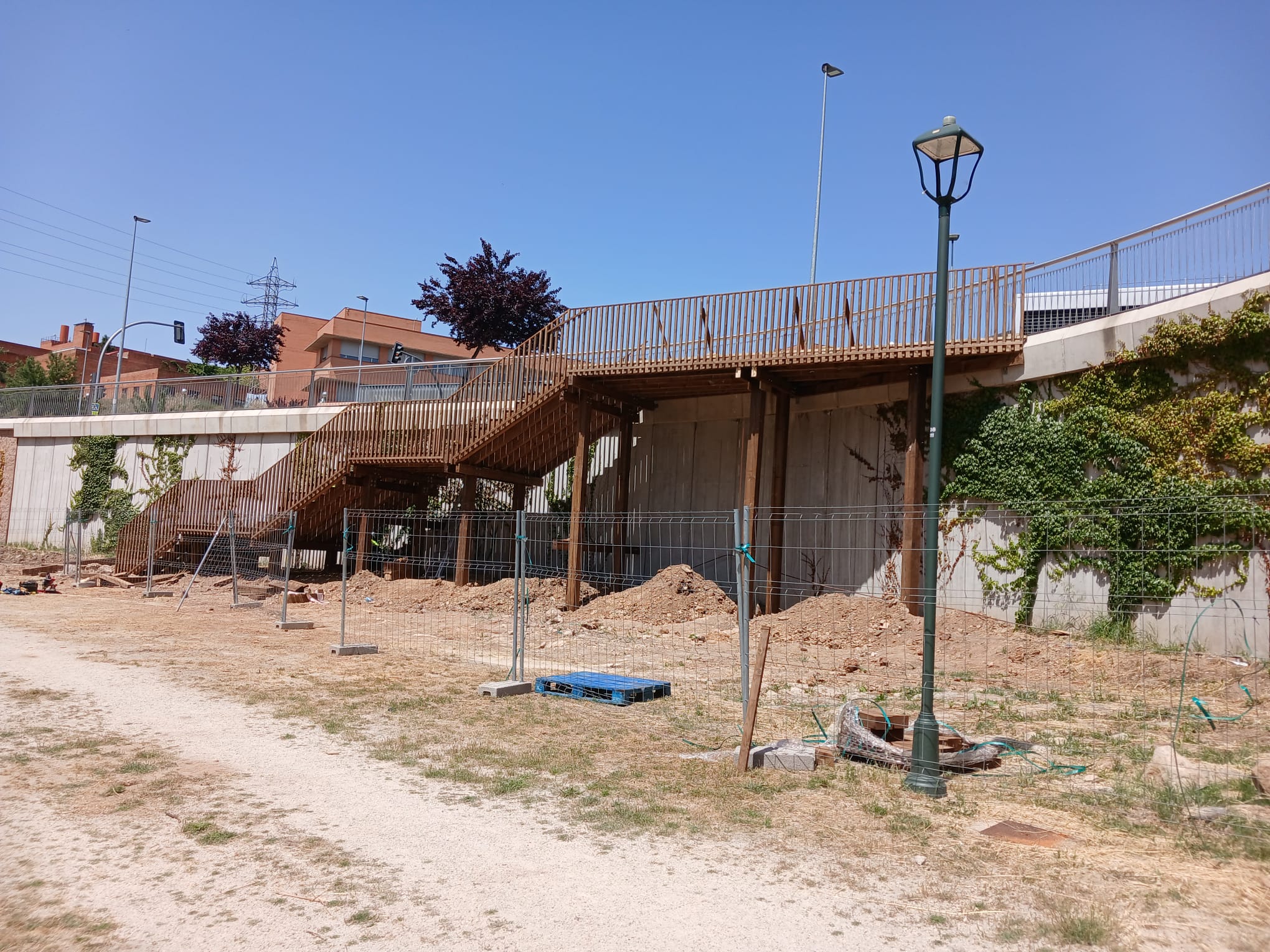 Las escaleras de madera de van desde el paseo de la Transición Española a Huerta Otea.