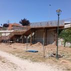 Las escaleras de madera de van desde el paseo de la Transición Española a Huerta Otea.