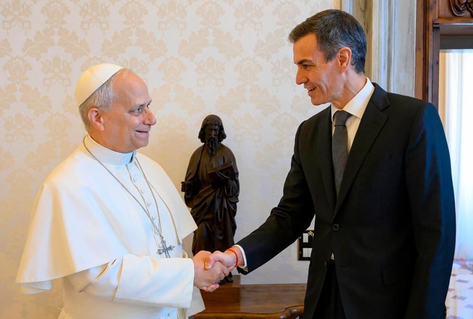Pedro Sánchez, este miércoles, con el Papa León XIV. (Moncloa) Pedro Sánchez, este miércoles, con el Papa León XIV. (Moncloa)