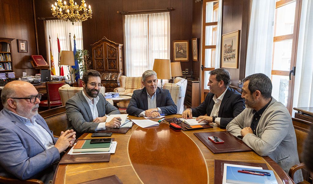 Concha Ortega / ICAL. Reunión institucional entre el secretario de Estado de Energía, Joan Groizard Payeras, y el alcalde de Soria, Javier Antón.