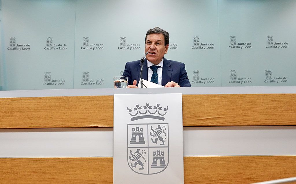 Miriam Chacón / ICAL. El consejero de Economía y Hacienda y portavoz, Carlos Fernández Carriedo, comparece en rueda de prensa posterior al Consejo de Gobierno.