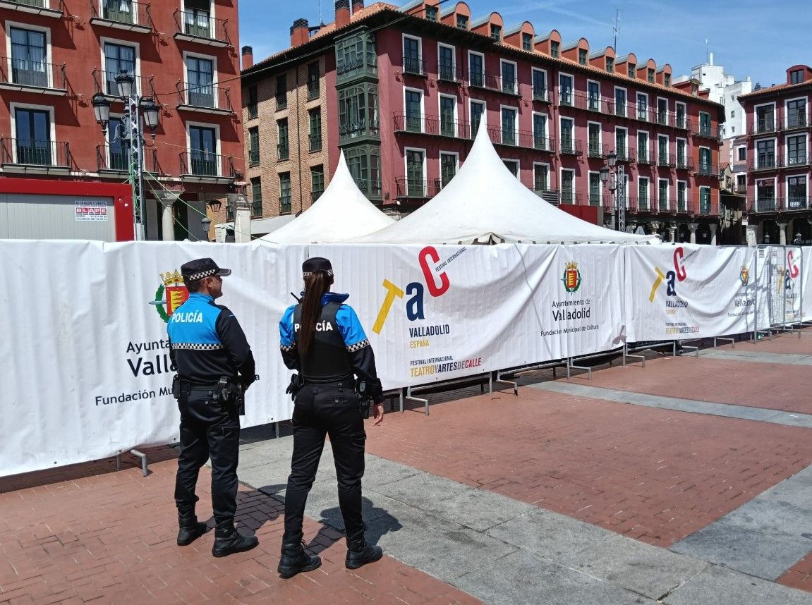 Dos agentes de la Policía Local de Valladolid.