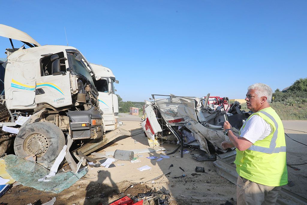 Brágimo / ICAL. Fallece un camionero tras salirse de la vía y chocar contra seis camiones en Monzón de Campos (Palencia), el accidente se produjo de madrugada en la N-611 e una rotonda donde siempre habitualmente aparcan varios camiones de la obra del AVE.