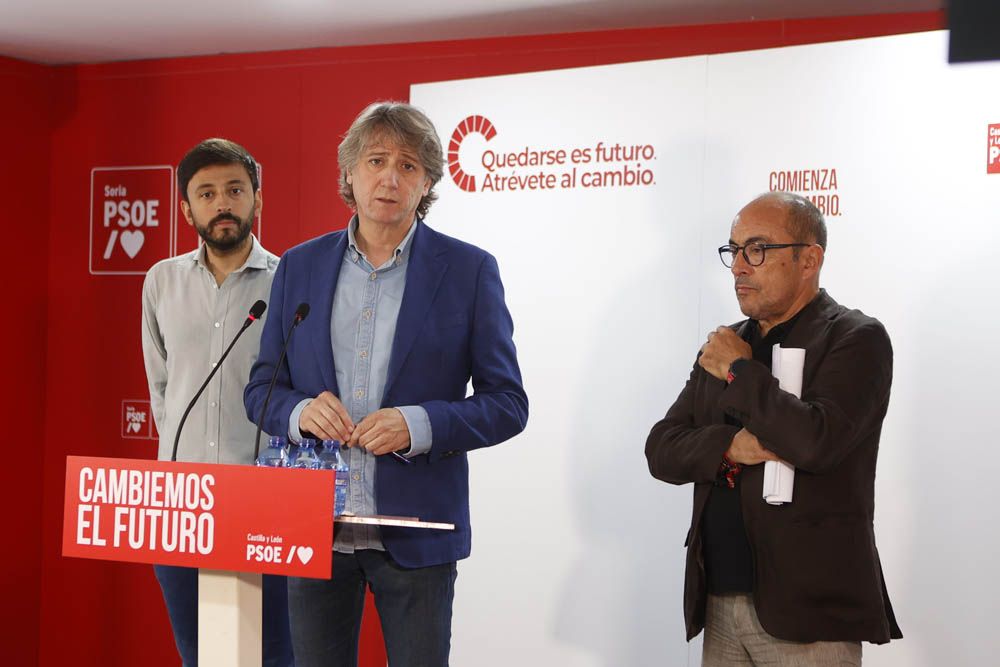 Concha Ortega / ICAL. El secretario general del PSOECyL, Carlos Martínez, y el de Política Municipal del PSOECyL, Fran Díaz, atienden a los medios antes de participar en una reunión con el PSOE de Soria para abordar las elecciones municipales. 