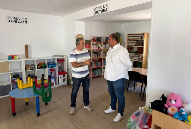La visita a la remozada biblioteca.