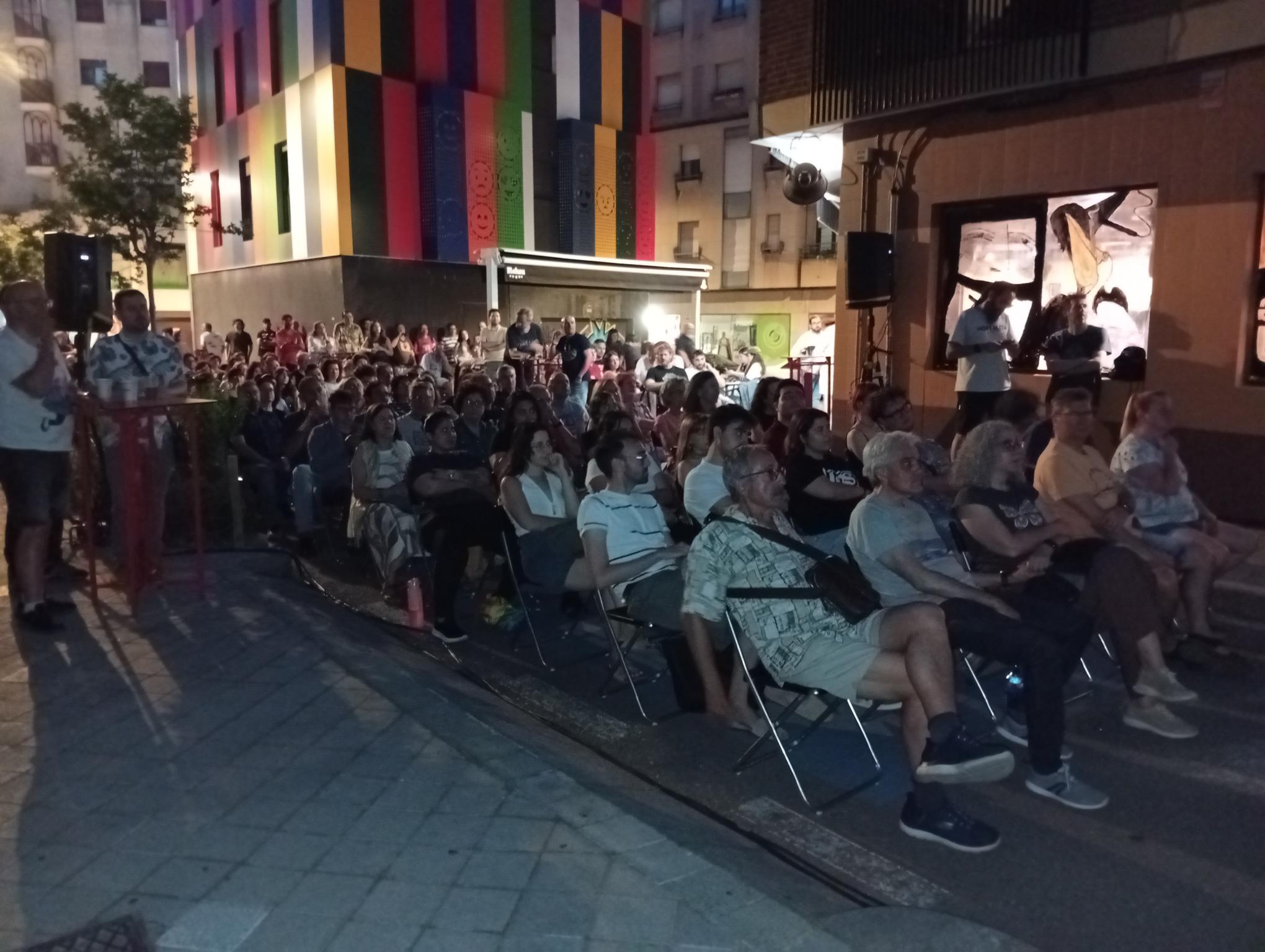 Decenas de vecinos durante una sesión de cine corto de verano en la Plaza del Oeste en la edición de 2026. 