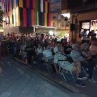 Decenas de vecinos durante una sesión de cine corto de verano en la Plaza del Oeste en la edición de 2026.