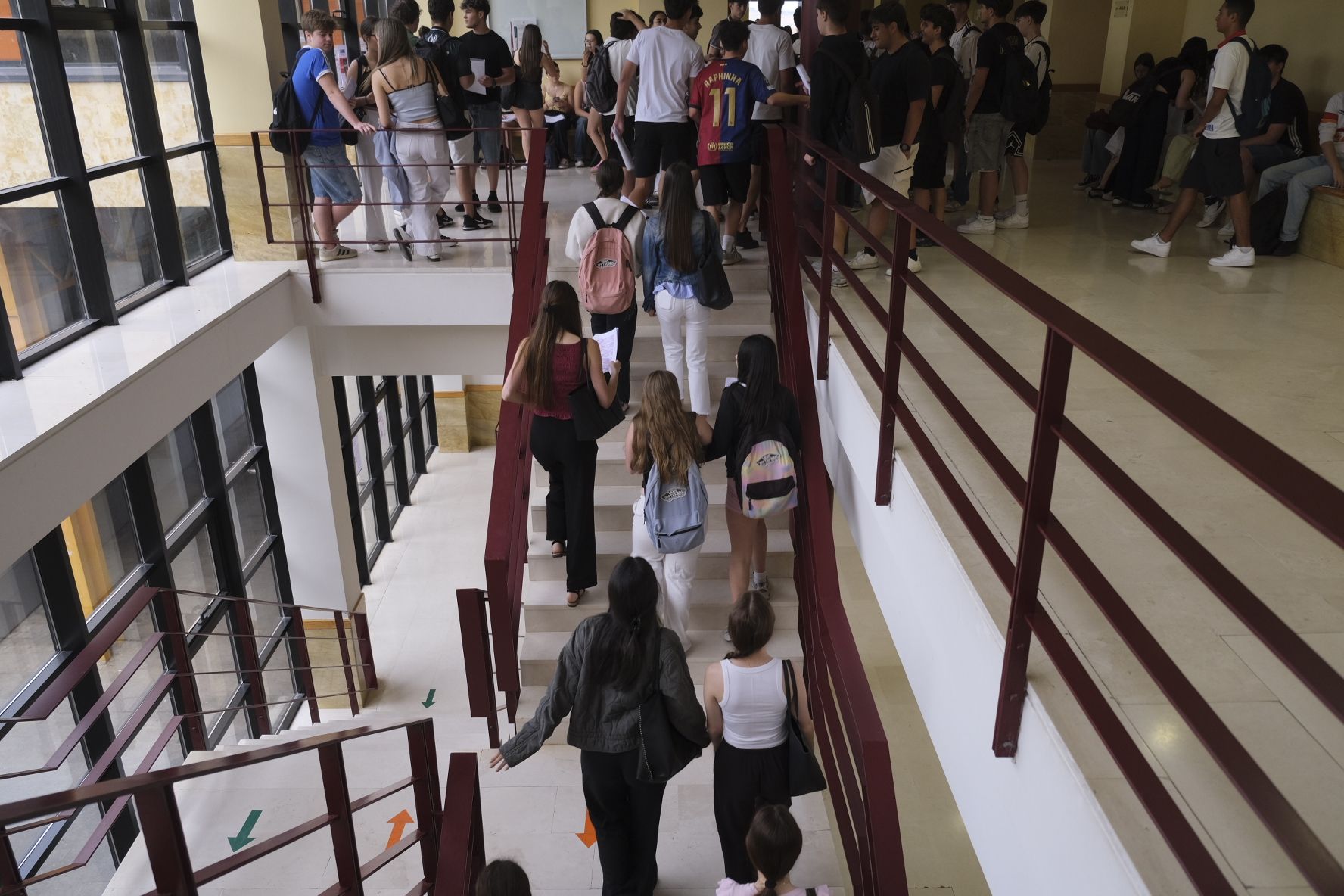 Alumnos acudiendo a realizar los exámenes de la PAU. Fotografía. Pablo de la Peña. 