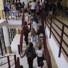 Alumnos acudiendo a realizar los exámenes de la PAU. Fotografía. Pablo de la Peña. 