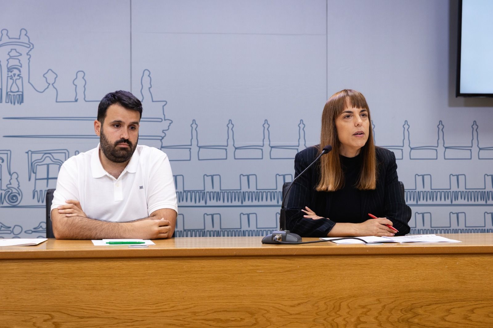 María Sánchez, portavoz socialista y Álvaro Antolín, concejal socialista. 