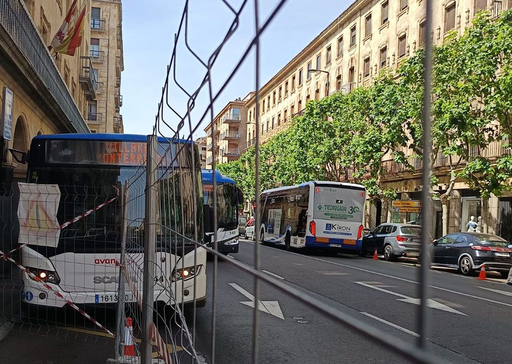 Tres autobuses a la vez en la Gran Vía.