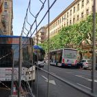 Tres autobuses a la vez en la Gran Vía.